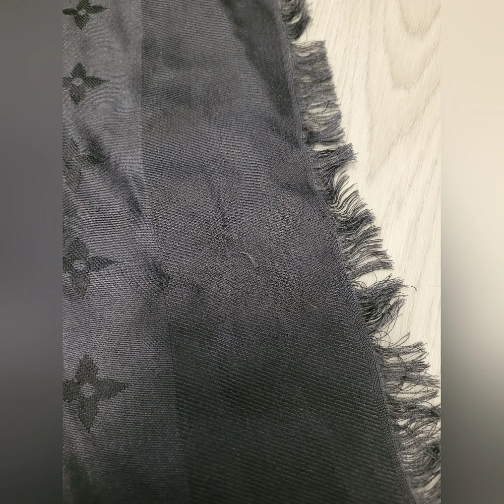 Louis Vuitton oversized shawl/ scarf - Picture 2 of 7